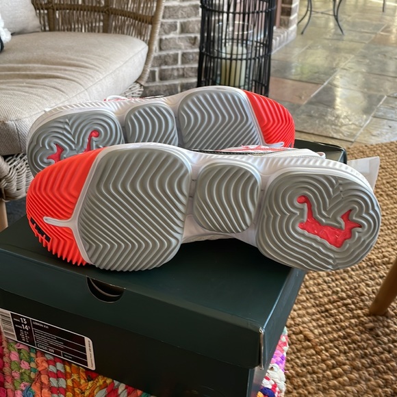 Nike Lebron XVI - Picture 5 of 5